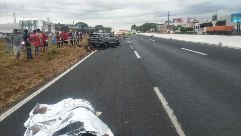 Mulher morre após capotamento na BR-452; motociclista fica ferido