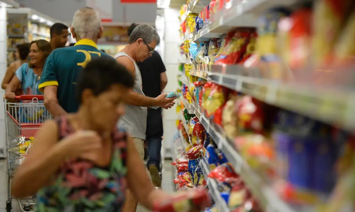 Supermercados de Goiás têm novos pisos salariais; reajuste chega a quase 18% em algumas funções