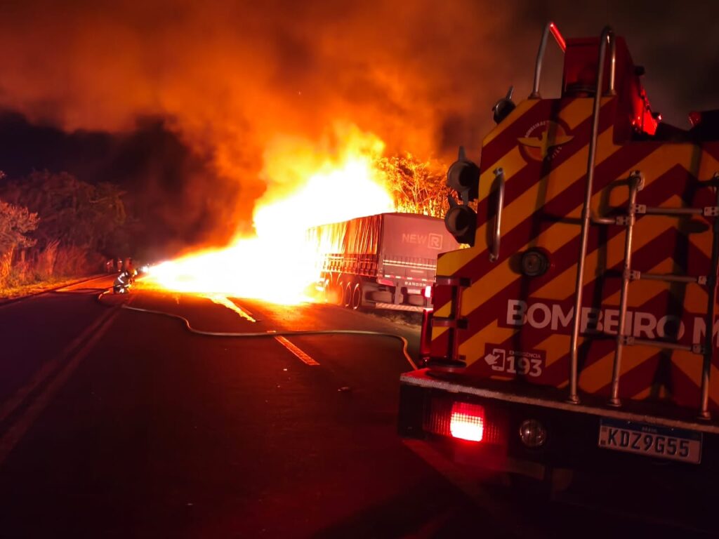 Caminhão carregado de soja pega fogo e mobiliza Corpo de Bombeiros na GO-060