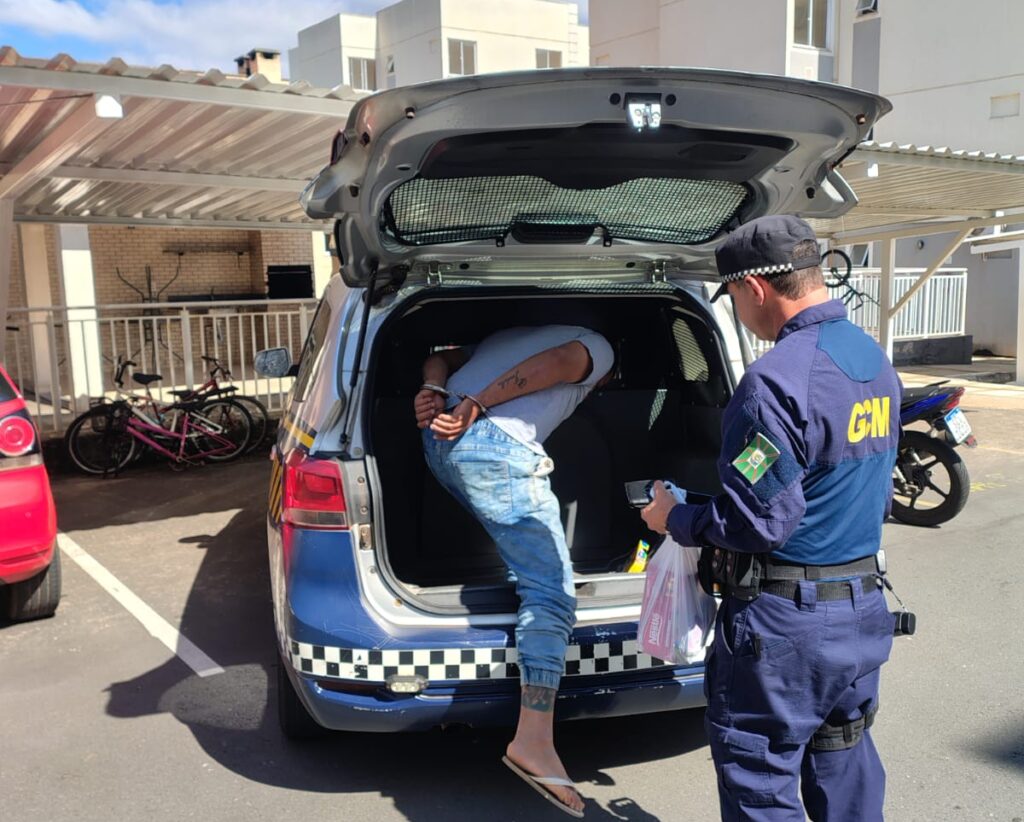 Homem é preso após furtar loja de conveniência em condomínio de Goiânia