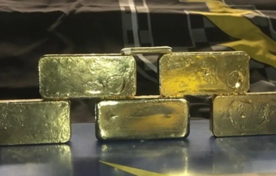 Barras de ouro avaliadas em cerca de R$ 3 milhões são encontradas dentro de carro em Goiânia