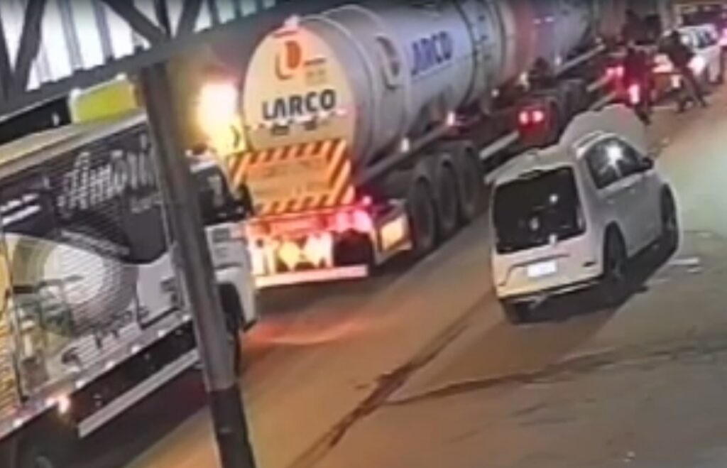 Vídeo mostra momento em que motorista é prensado entre caminhão e poste em Aparecida de Goiânia
