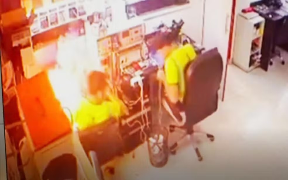 VÍDEO: celular explode durante conserto e deixa técnico ferido em Aparecida de Goiânia