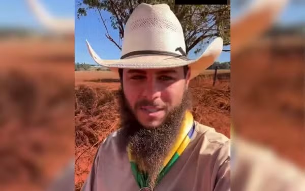 Jovem percorre 500 km montado em mula para pagar promessa na Romaria de Trindade; veja vídeo