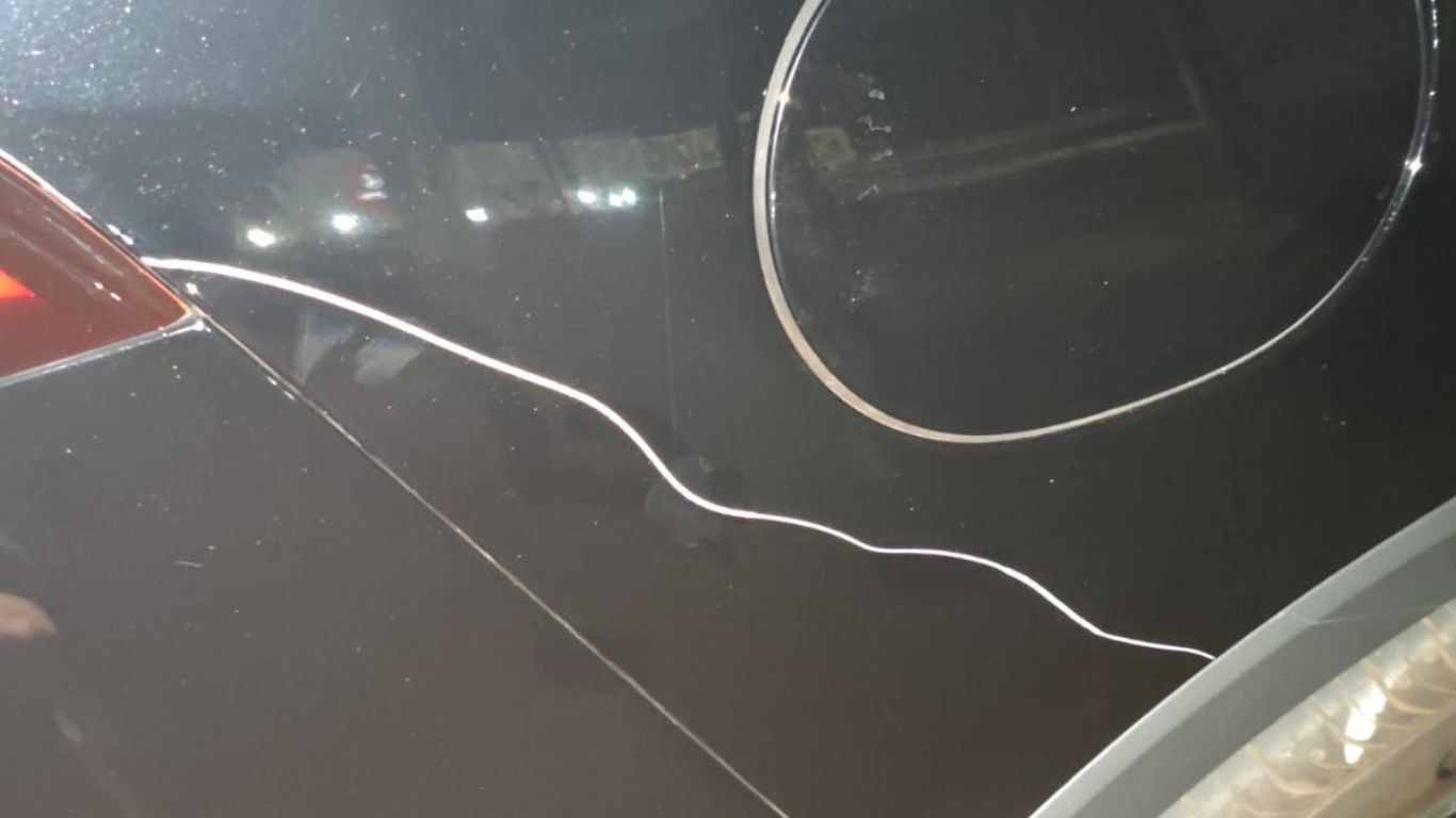 Vídeo mostra suspeito riscando carros durante Festa de Trindade; pelo menos três veículos foram danificados
