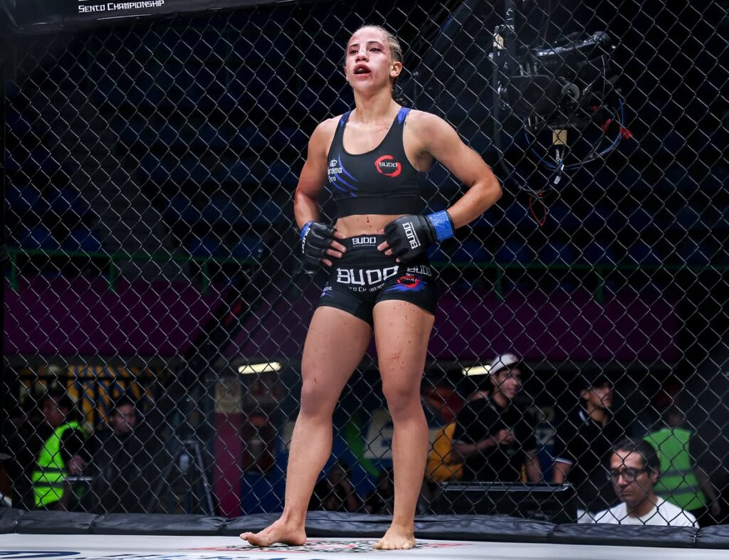 Atleta de Goiás vence mexicana e conquista cinturão inédito de MMA