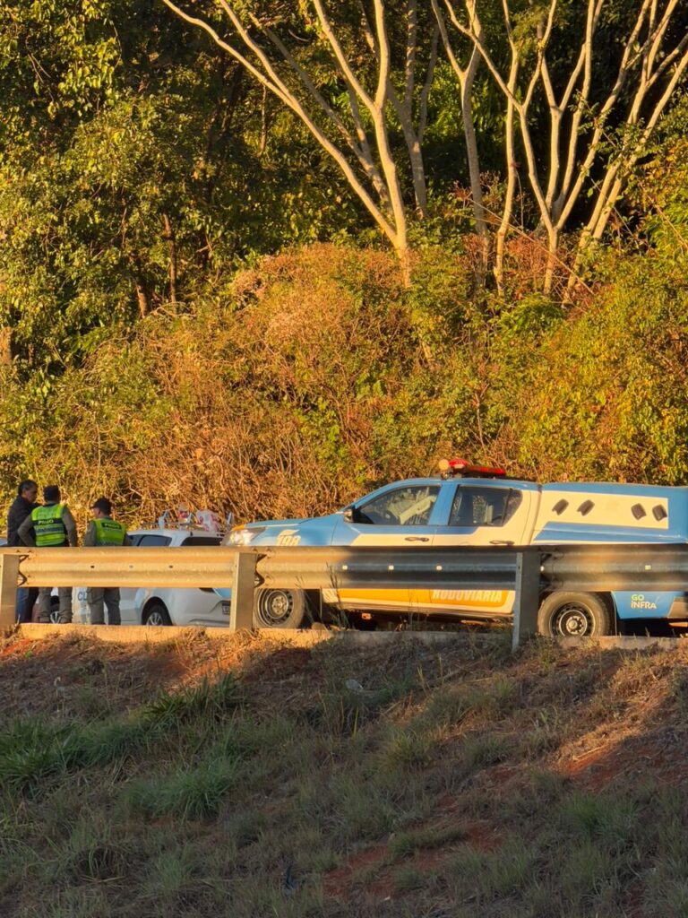 Grave acidente entre caminhonete e bicicleta deixa um morto na GO-070