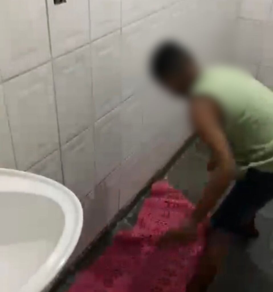 Criança de 9 anos era mantida trancada em banheiro nos fundos de bar, diz polícia