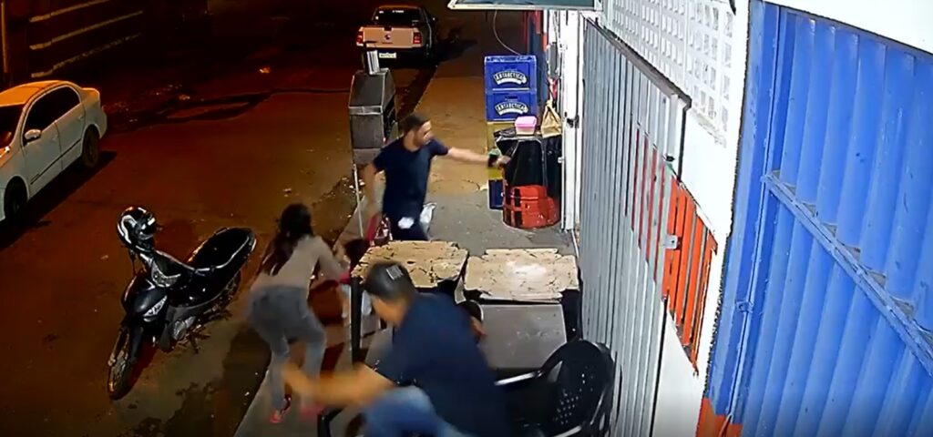 Câmeras registram momento em que homem arrasta criança e causa desespero em família, em Jataí