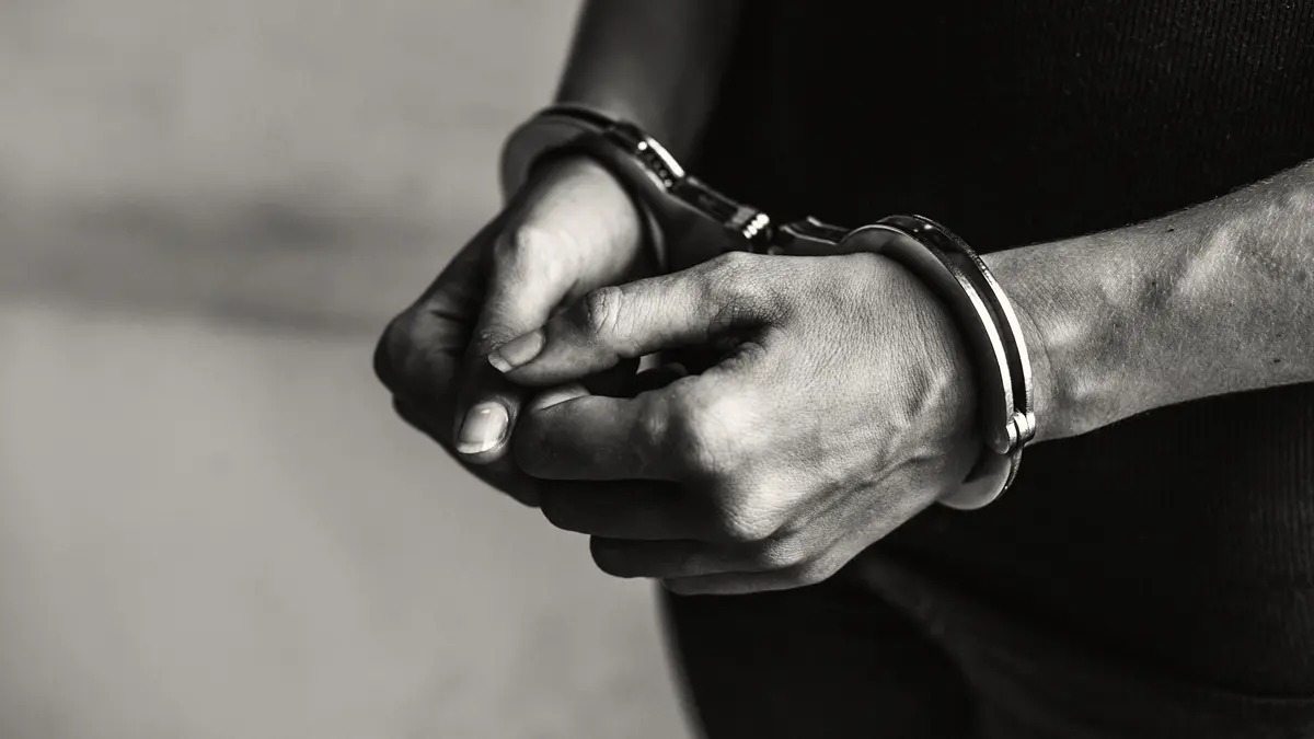Mulher agride idoso, desacata policiais e urina em viatura da PM em Anápolis