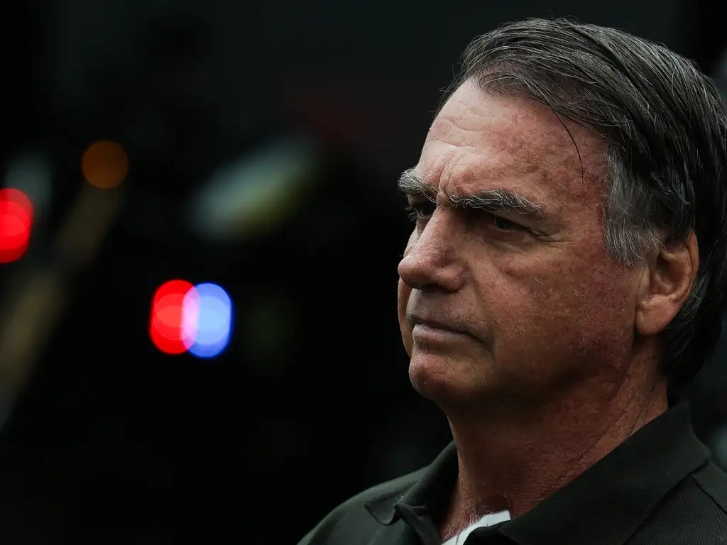 Polícia Federal faz busca na casa de Jair Bolsonaro em operação sobre armas