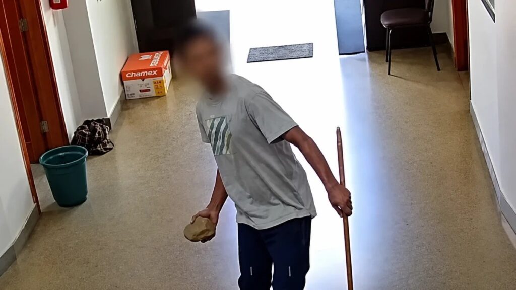 Vídeo: homem invade prefeitura, quebra vidro, arranca bandeira e acaba preso em Bela Vista de Goiás