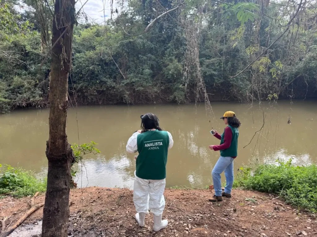 Operação no Rio Meia Ponte apura possível contaminação por lançamento clandestino de resíduos