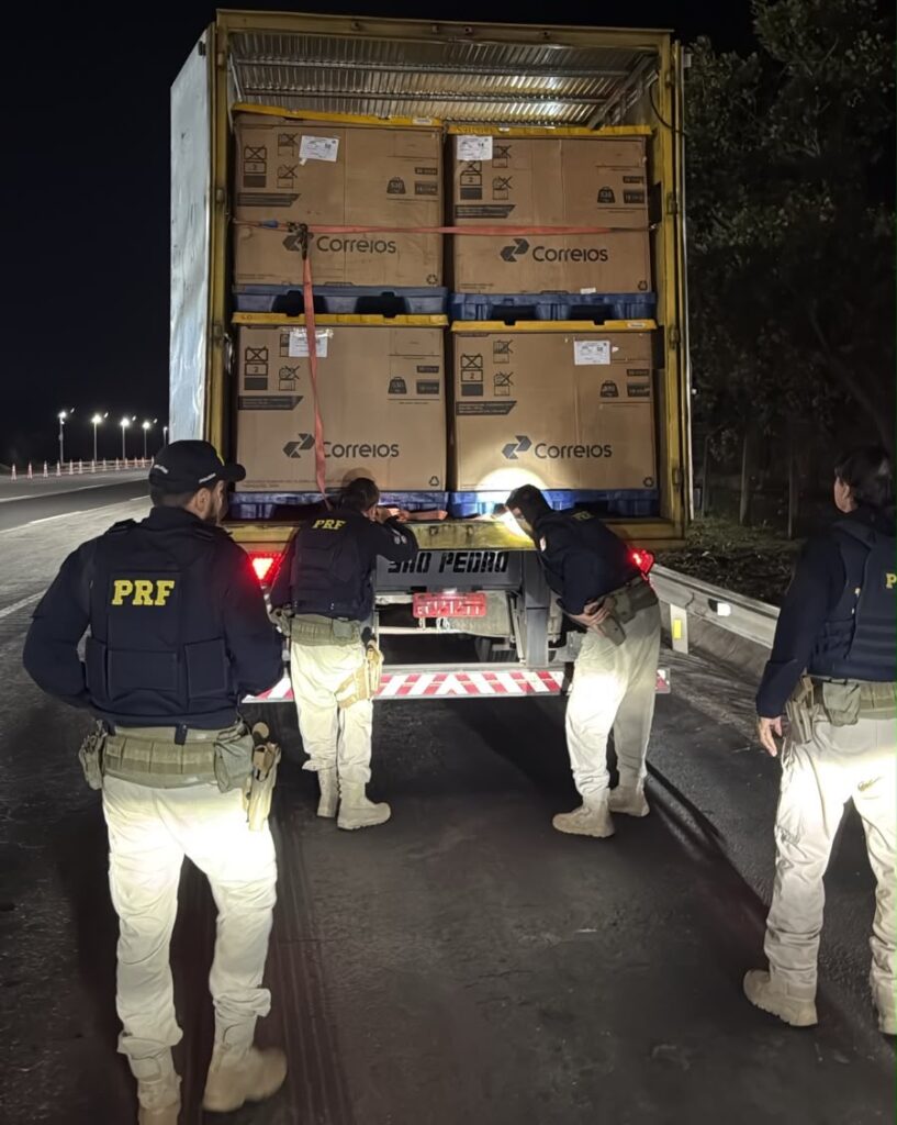 Caminhão dos Correios é abordado na BR-153; carga violada e suspeito é encontrado escondido