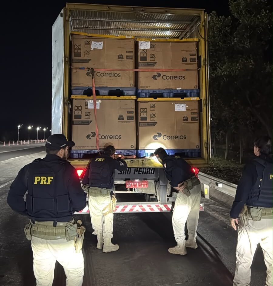 Caminhão dos Correios é abordado na BR-153; carga violada e suspeito é encontrado escondido