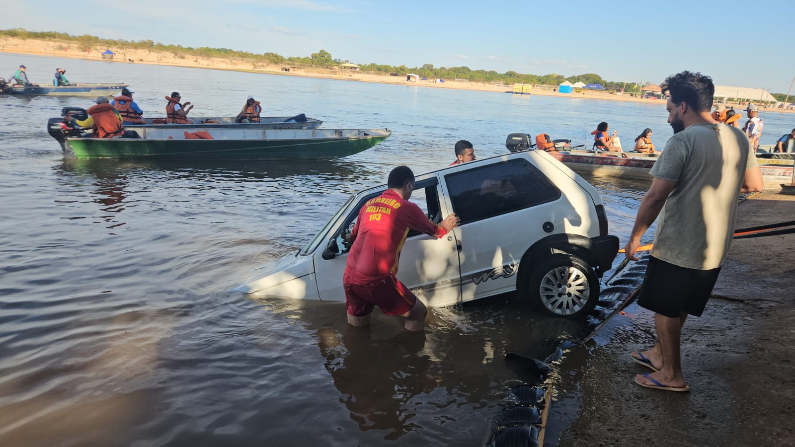 Bombeiros resgatam carro que deslizou em direção ao Rio Araguaia, em Cocalinho