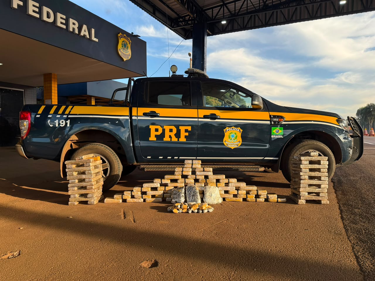 PRF apreende mais de 100 kg de drogas na BR-060 e prende dupla em flagrante
