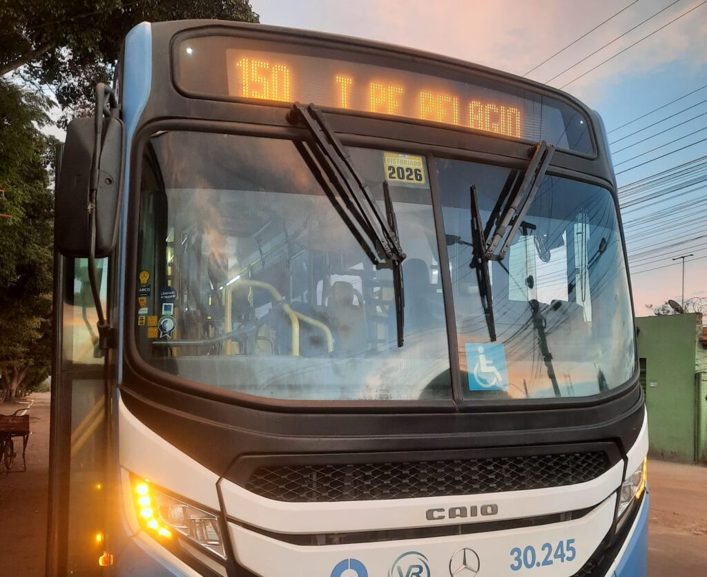 Ônibus perde o controle e deixa dois passageiros feridos em Trindade