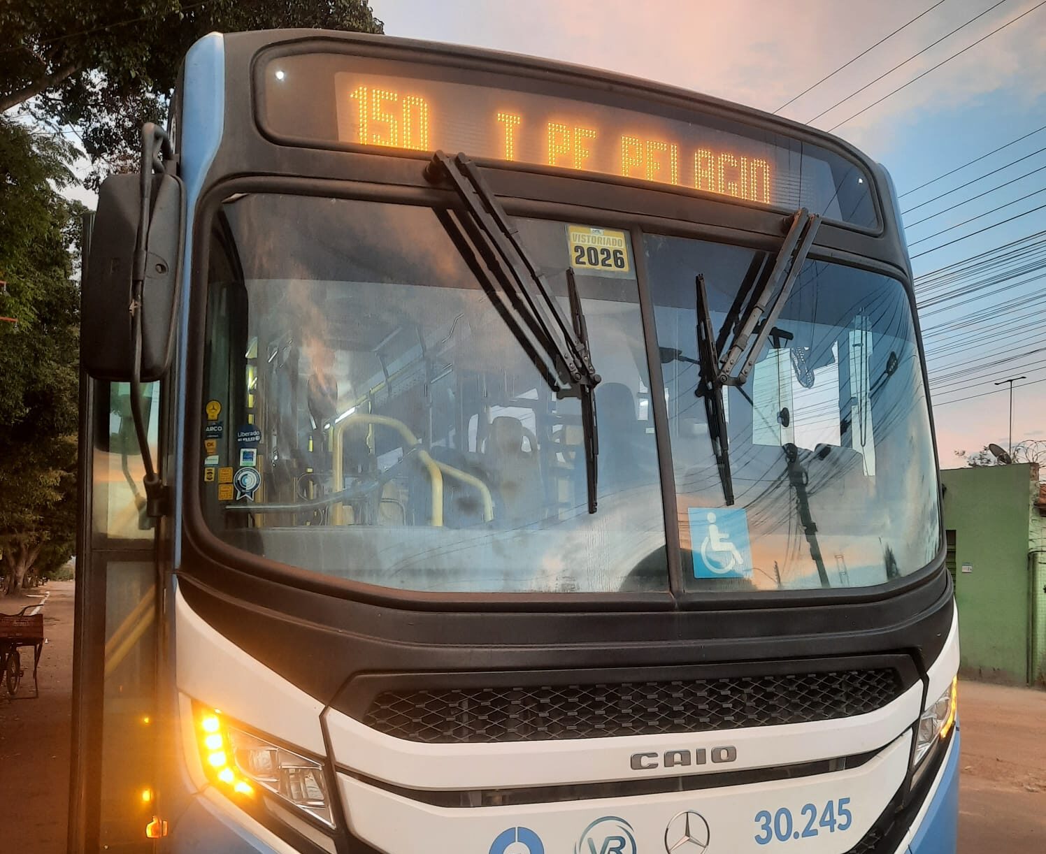 Ônibus perde o controle e deixa dois passageiros feridos em Trindade