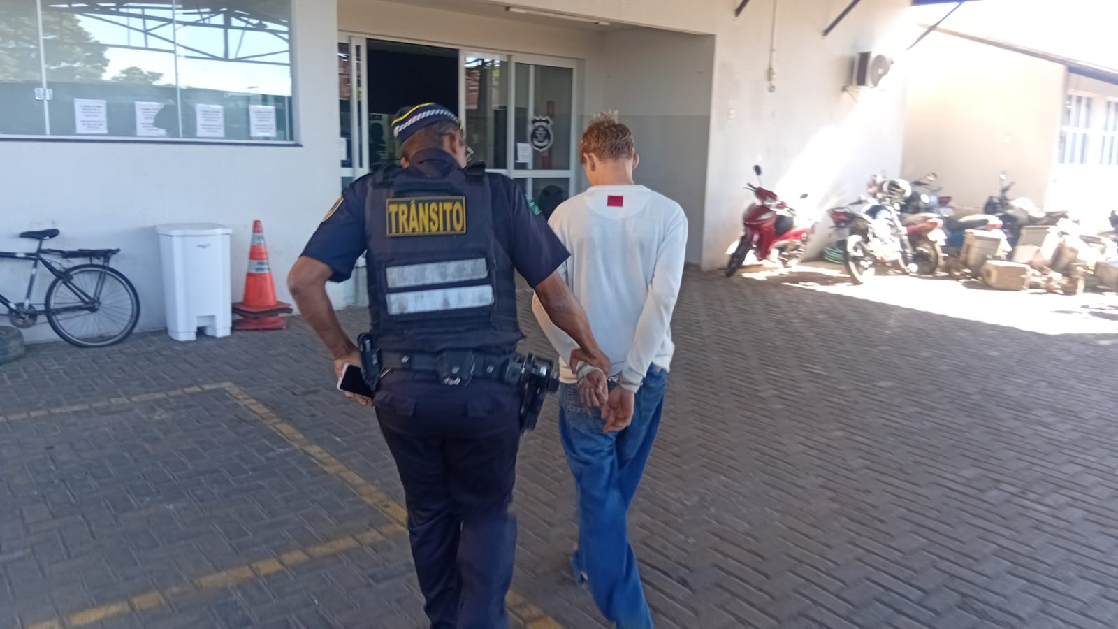 Adolescente é apreendido após empinar moto e desafiar agentes da GCM em Goiânia