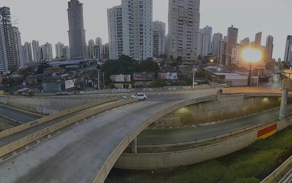 Carro bate e destrói cancela de acesso à Marginal Botafogo, em Goiânia