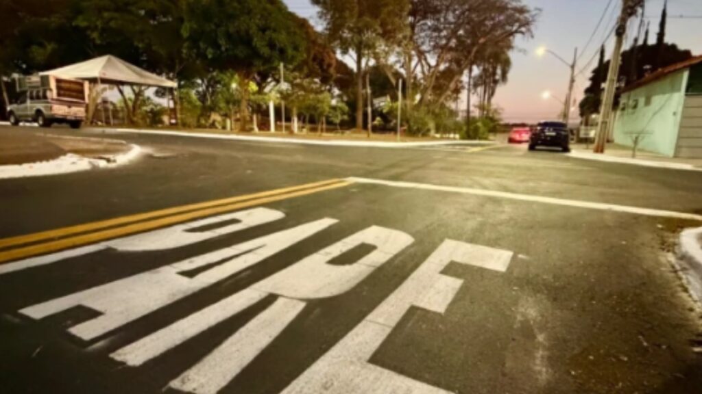 Avançar o sinal vermelho de madrugada em Goiânia pode? Veja as regras