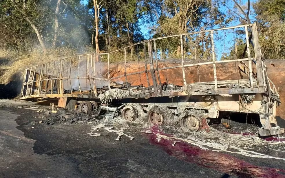 Explosão de caminhão com produtos químicos provoca congestionamento de mais de 3 horas na BR-153