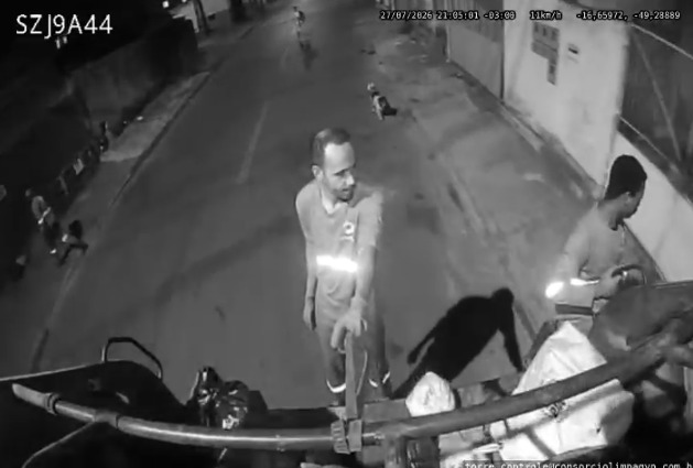 Motociclista agride motorista de caminhão de lixo e tenta atropelar coletor em Goiânia