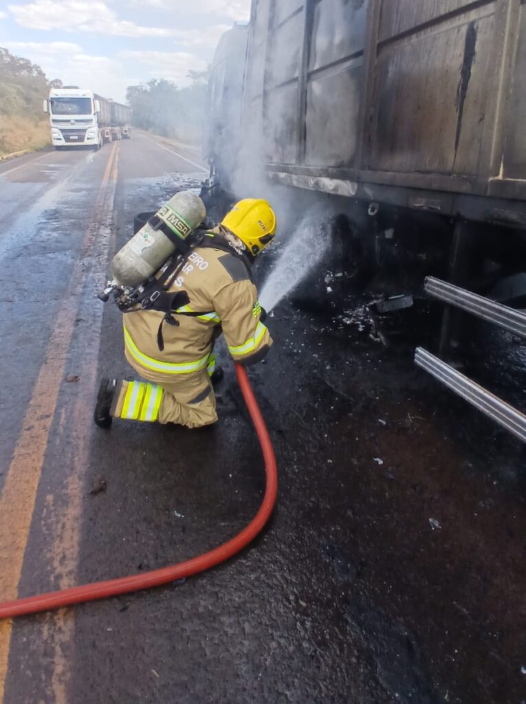 Incêndio destrói caminhão na GO-184, mas bombeiros evitam que fogo atinja carga de 33 toneladas