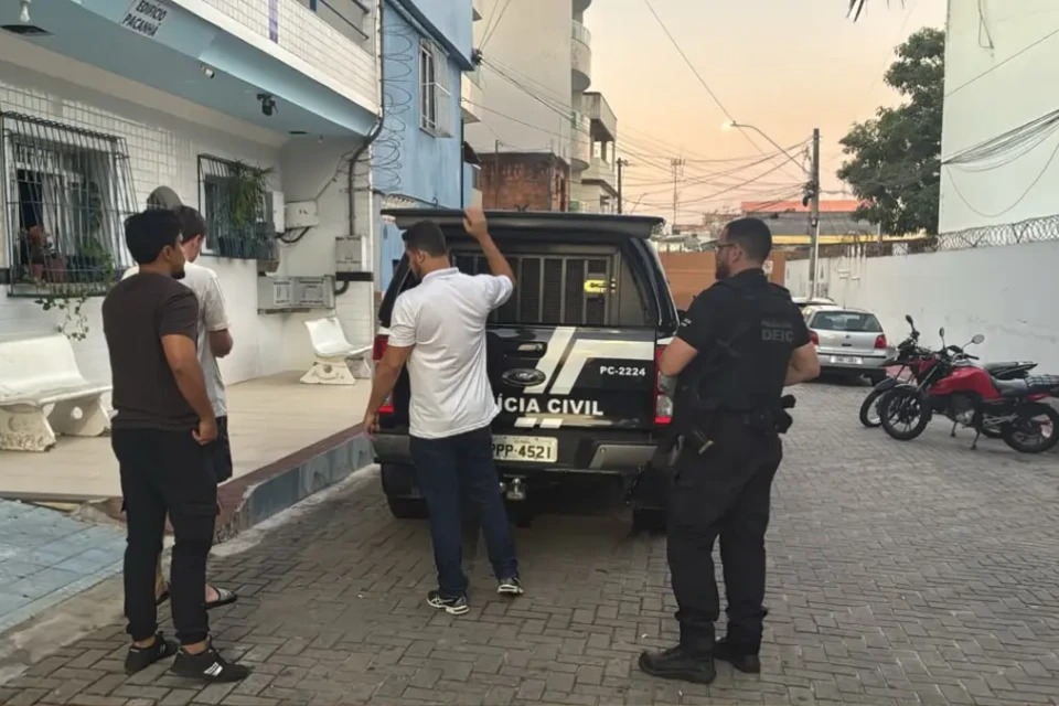 Idoso perde R$ 209 mil em golpe da falsa central bancária; três suspeitos são presos