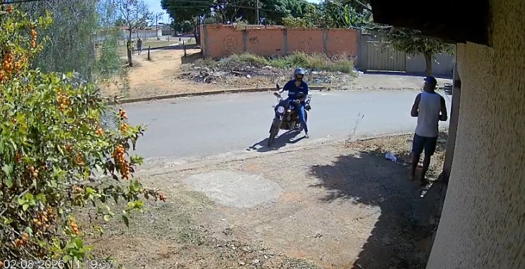Câmera flagra assalto com faca contra idoso em Aparecida; suspeito é preso