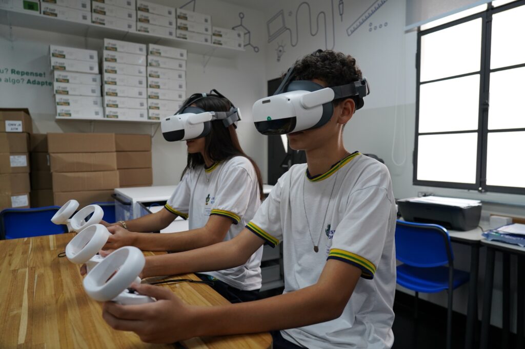 Escolas estaduais de Goiás recebem óculos de realidade virtual e impressoras 3D