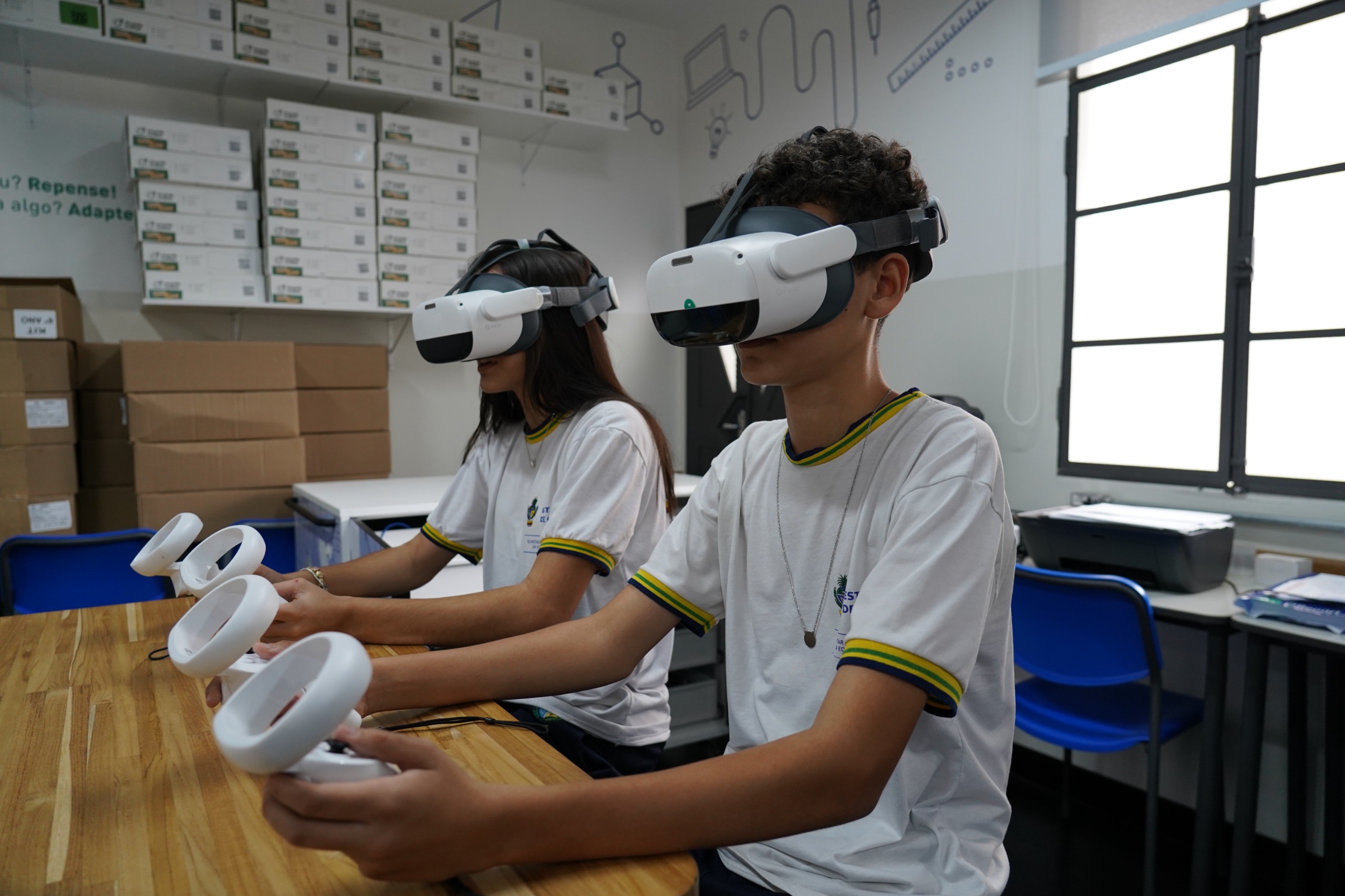 Escolas estaduais de Goiás recebem óculos de realidade virtual e impressoras 3D