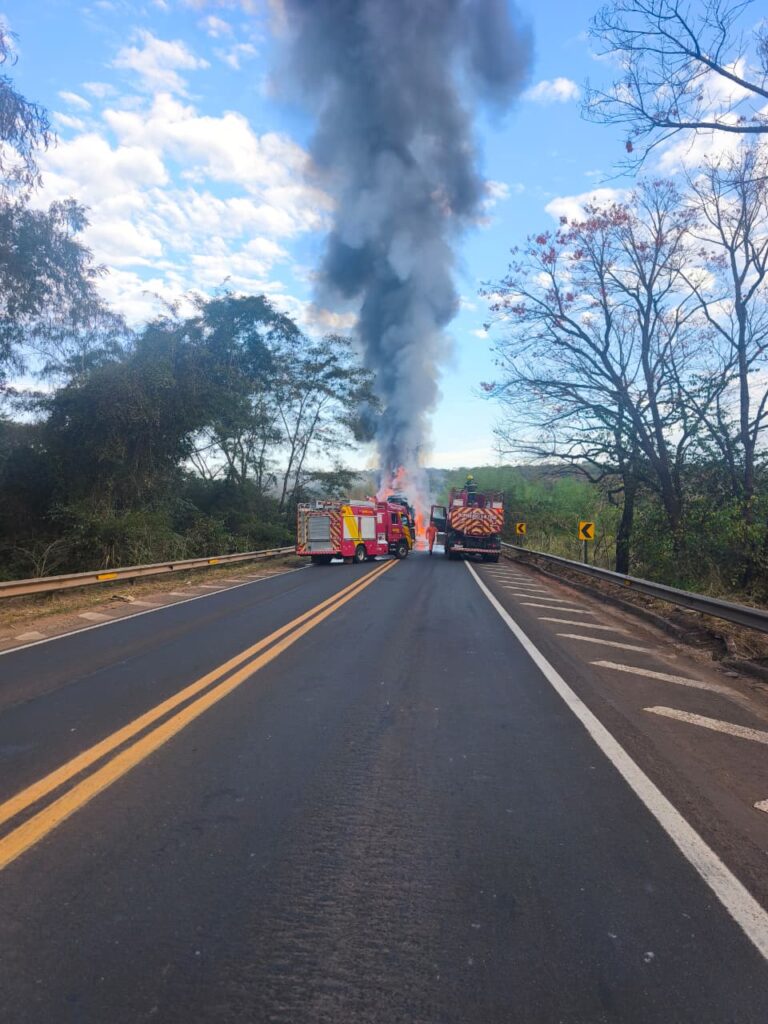 Carreta-cegonha com veículos elétricos da BYD é destruída por incêndio na BR-364
