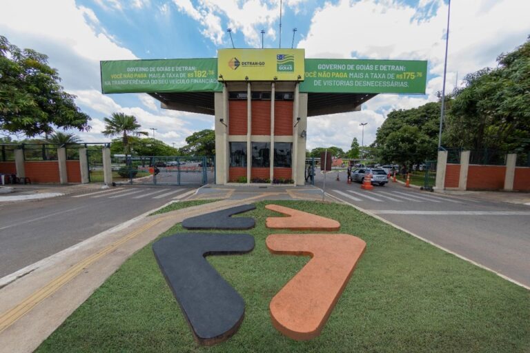 Mais de 670 mil motoristas em Goiás podem receber devolução de taxa do Detran; entenda