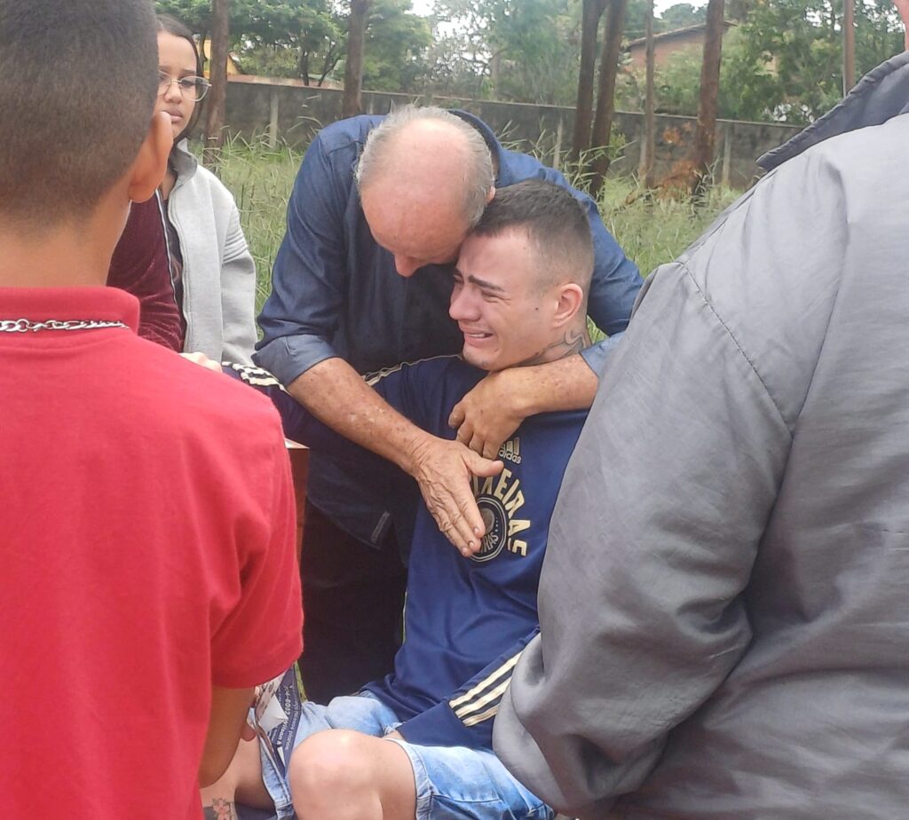 Fotos revelam suspeito de mandar matar o próprio filho em Trindade consolando familiares no velório