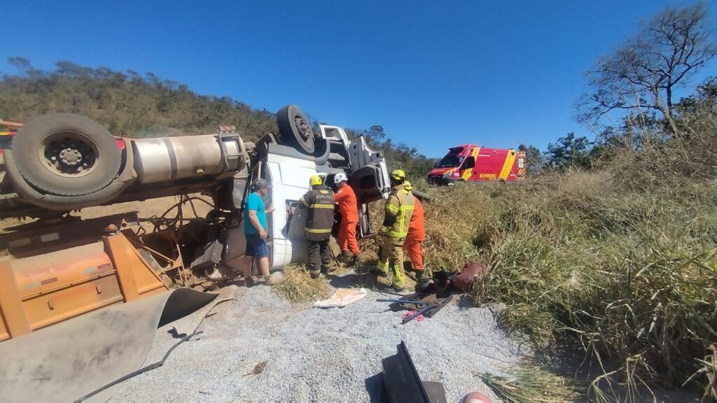 Motorista morre após caminhão carregado com brita tombar na GO-213