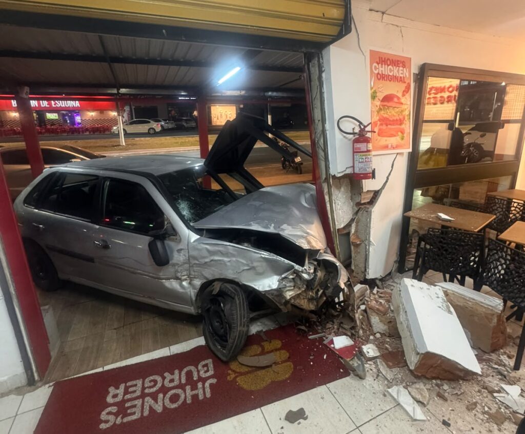 Carro desgovernado invade hamburgueria e deixa prejuízo de R$ 10 mil em Trindade; veja vídeo