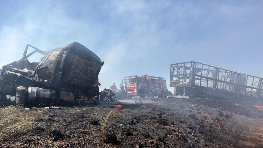 Acidente entre carretas e carro termina com veículo em chamas e uma pessoa morta na GO-436