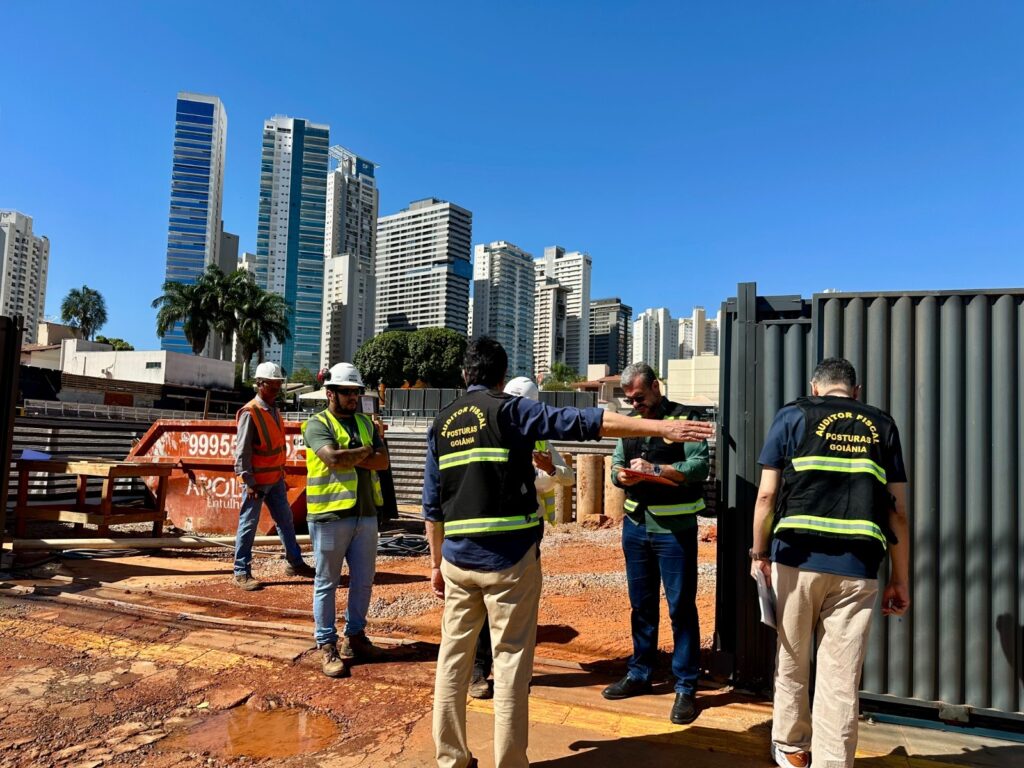 Fiscalização em obras de Goiânia aplica cinco multas por uso irregular de vias e calçadas