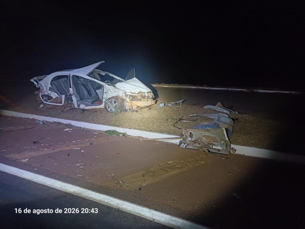 Acidente entre carro e caminhão deixa um morto e três feridos na BR-452