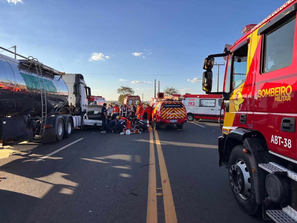 Colisão entre carro e caminhão termina com duas mortes na GO-139, em Caldas Novas