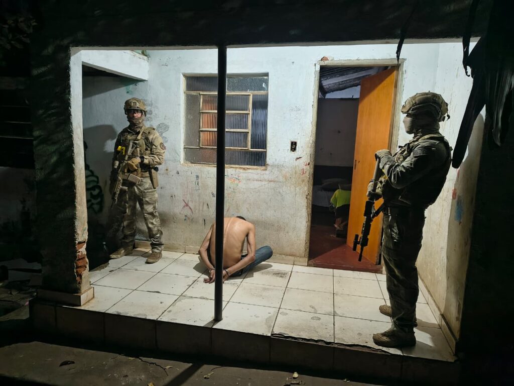 Suspeitos se passam por policiais para entrar em casa e cometer homicídios em Goiânia