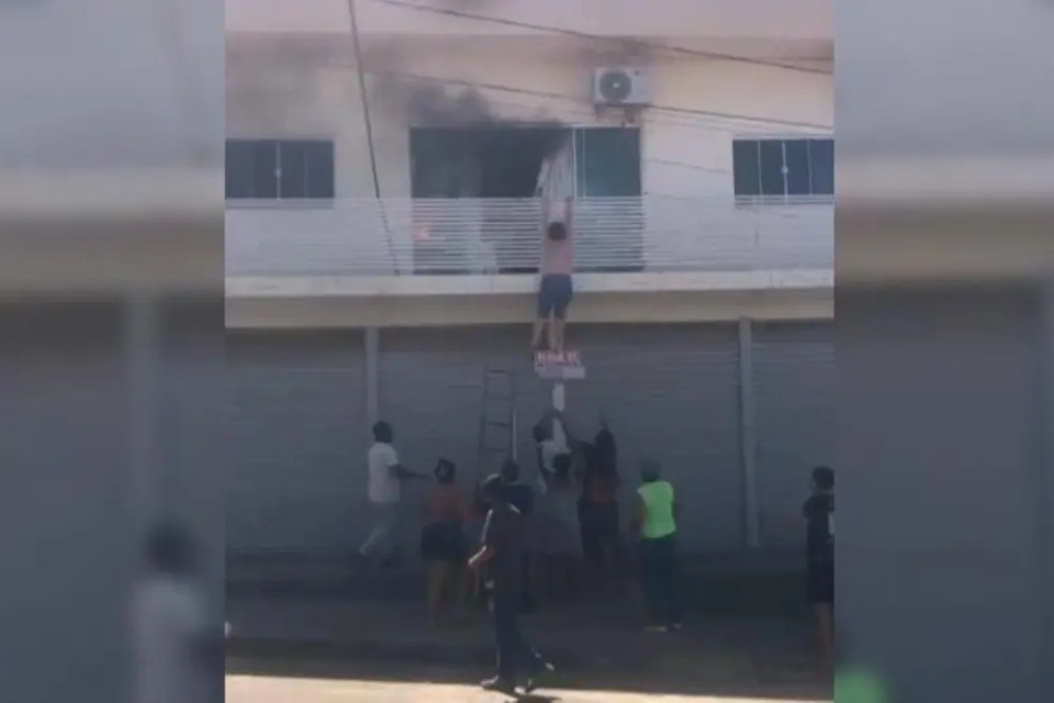 Idosa pula de sacada para escapar de incêndio em Anápolis; veja vídeo