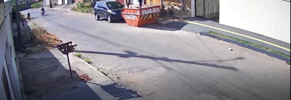 Vídeo: dupla é flagrada roubando celulares de adolescente e idosa em Aparecida de Goiânia