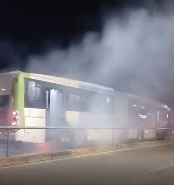 Ônibus do transporte coletivo pega fogo próximo ao Terminal Padre Pelágio, em Goiânia