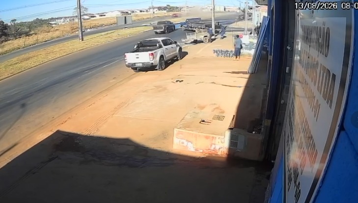 Imagem mostra exato momento de grave acidente que deixou três feridos no Setor Buena Vista IV, em Goiânia