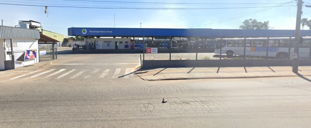 Demora na linha 141 provoca protesto e bloqueio de ônibus em terminal de Goiânia