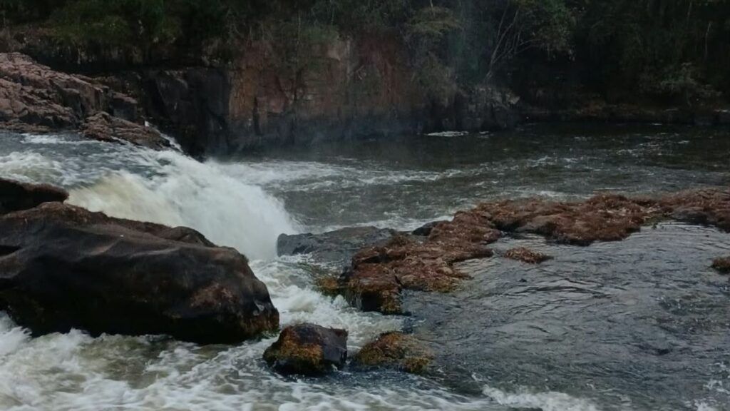 Jovem de 19 anos desaparece após bater a cabeça e cair no Rio Claro, em Jataí