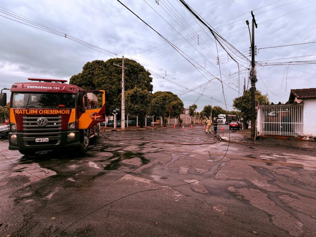 Incêndio em fiação de poste mobiliza bombeiros e assusta moradores em Goianésia